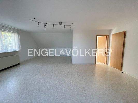 großzügiges Zimmer im Dachgeschoss