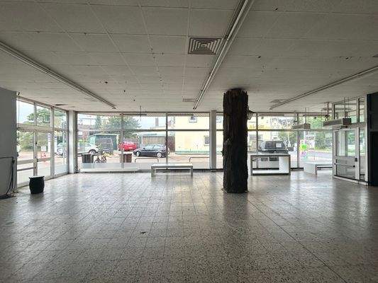 Hauptfläche mit großer Fensterfront