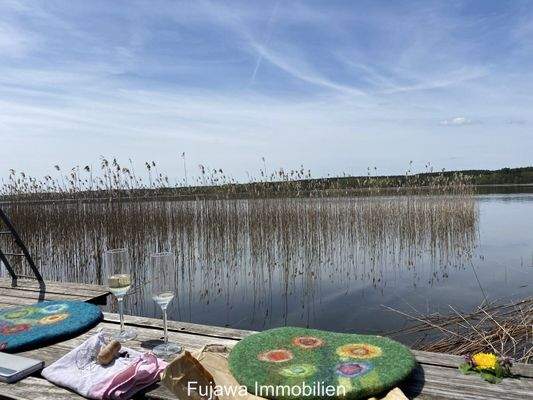 Badesteg im Schilfgürtel am Useriner See