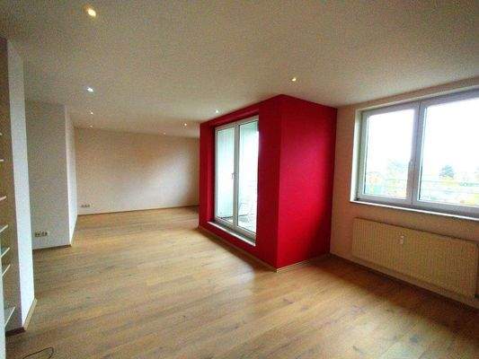 Großer Wohn-Essbereich mit Zugang zur Terrasse