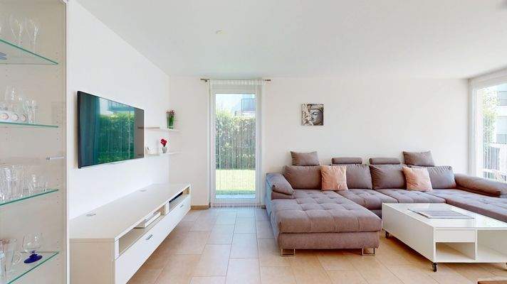 Möbliert mit einem gemütlichen Sofa