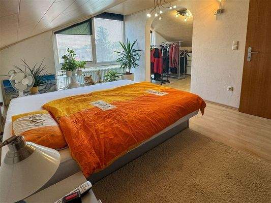 Schlafzimmer mit Ankleidezimmer
