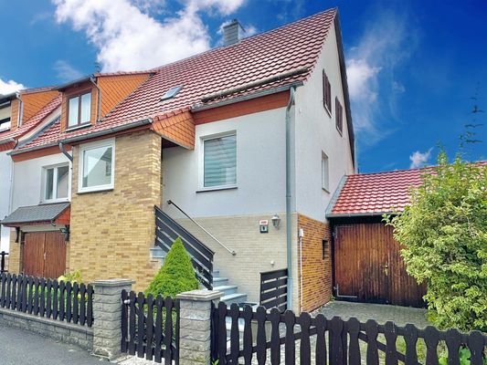 Vorder-Seitenansicht mit überdachtem Carport (2)