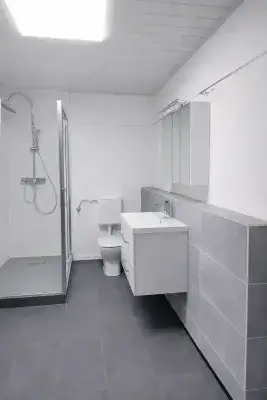 Badezimmer mit WC und Duschkabine