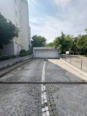 Tiefgarageneinfahrt