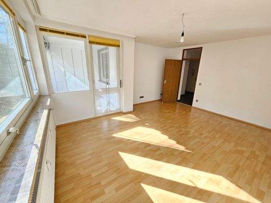 großzügiges Wohnzimmer mit Balkon-Ausgang