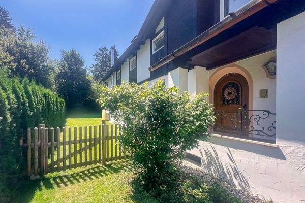  Eingangsbereich; Der Garten ist mit einem Zaun abgegrenzt 