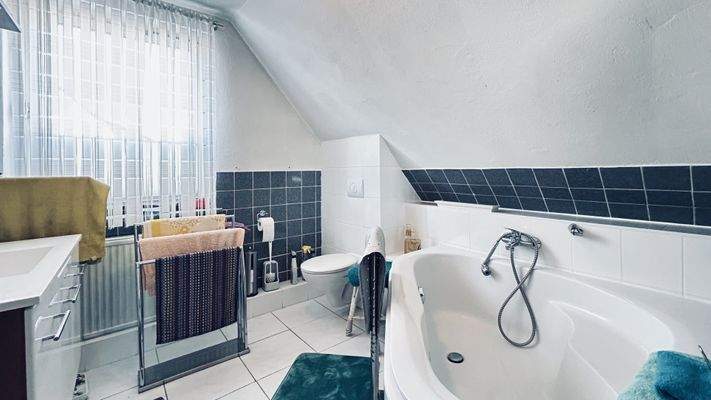 Tageslichtbad mit Wanne