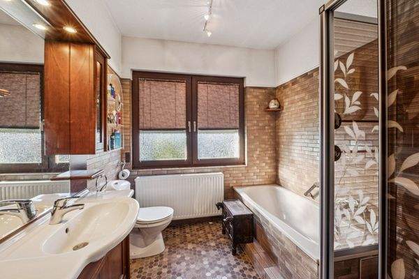 WANNENBAD MIT DUSCHE