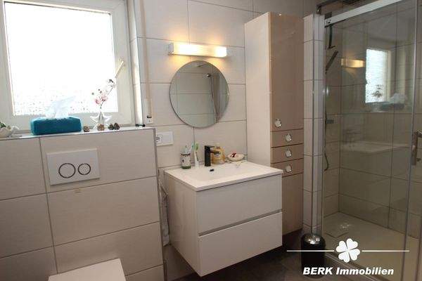 Bad mit Dusche im OG