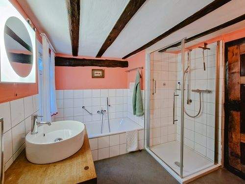 EG-Bad m. Dusche u. Wanne