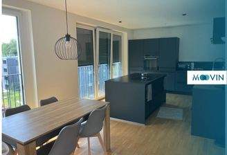 Ansicht I: Wohn- und Esszimmer mit offenem Küchenbereich