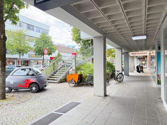 Überdachter Fußweg Rischtung Bahnhof