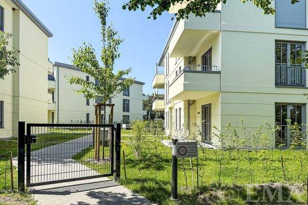 Wohnanlage mit Tor zum Strand