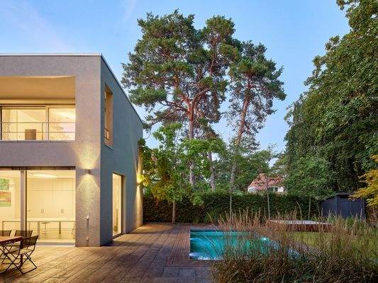 Das Grundstück liegt inmitten der großzügigen Gartenanlagen von Berlin-Nikolassee