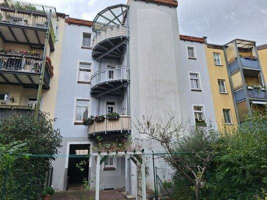 K800_Hoffassade mit Balkonanbauten