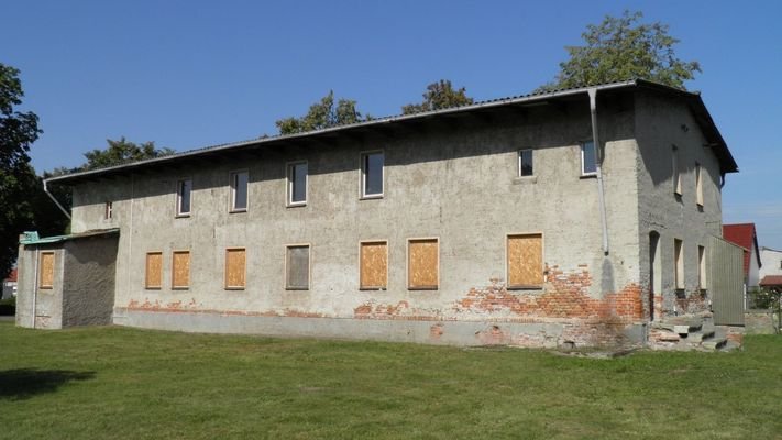 Gebäude-Gesamtansicht mit östl. Giebel