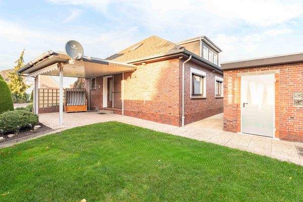 Besonders einladend ist die überdachte und windgeschützte Terrasse