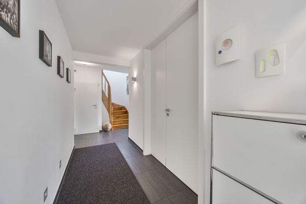 Flur mit deckenhoher Schallschutztüre zum Arbeitsz