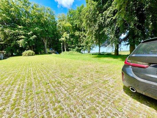 Der Parkplatz direkt vor der Tür