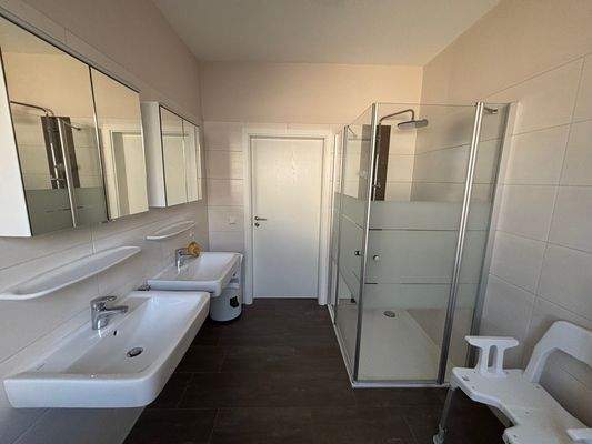 Teilansicht vom Badezimmer 