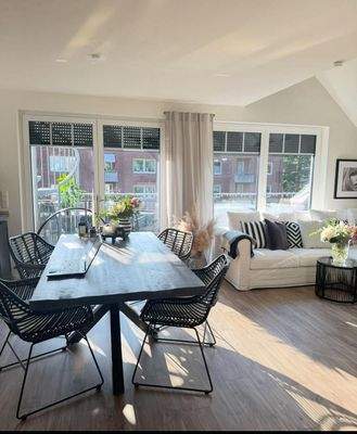 Blick durch den Ess-/Wohnbereich