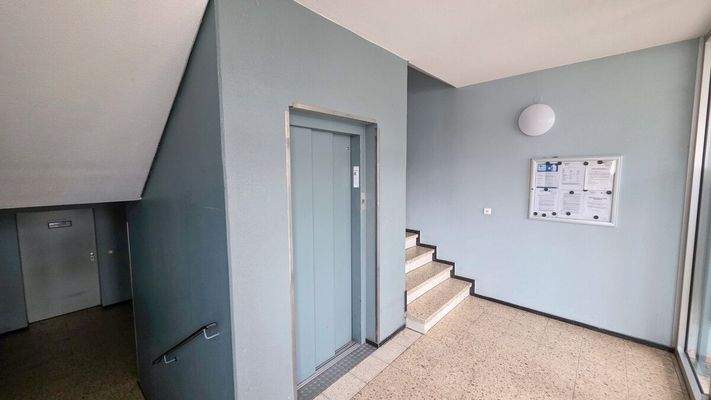 Aufzug und Treppenhaus