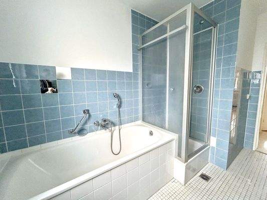 Tageslichtbad mit Dusche & Wanne