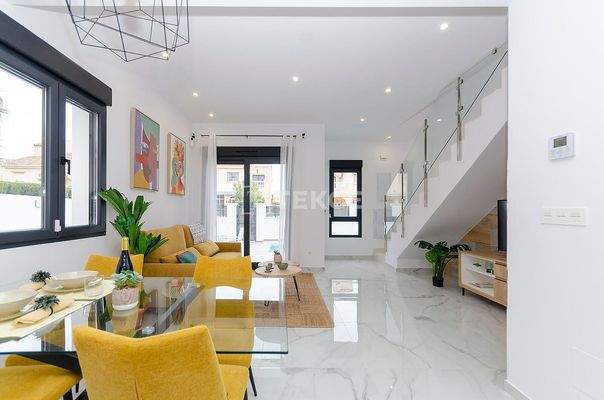 Detached Villas with Pools and Parking in Torrevieja Alicante