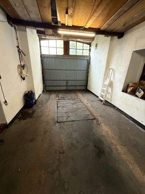 eine von 4 Garagen zum Haus gehörend