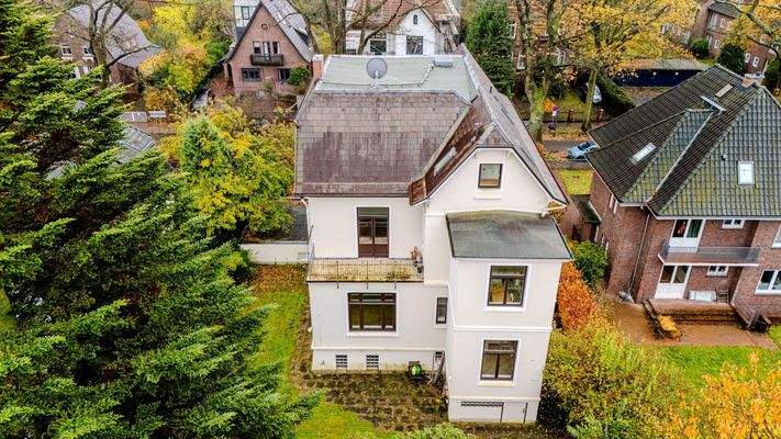 Rückansicht der Stadtvilla mit Balkon