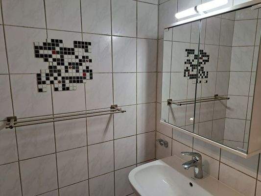 Waschbecken mit Spiegelschrank