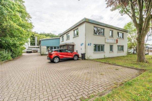 Außenansicht mit Parkfläche