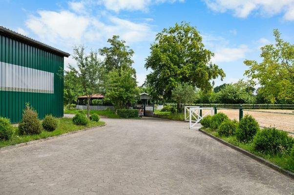 Weg von Reithalle zur Führanlage