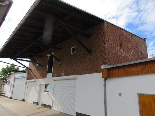 Werkstatt und Garagen rechts