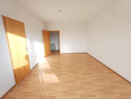 Leerer Raum mit Holzboden