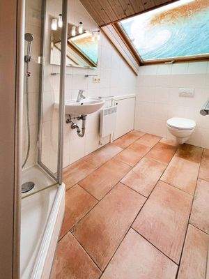 Bad mit Dusche im DG