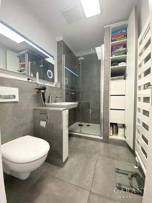 Blick ins Bad im DG mit geöffnetem Schrank