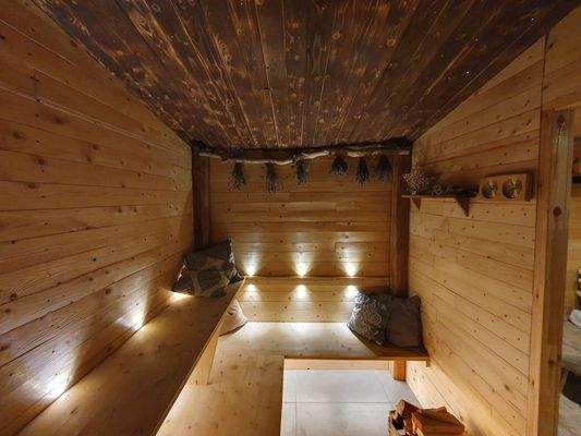 30. Liegebereich mit Ambientebeleuchtung.JPG