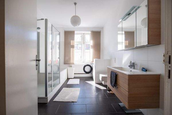 Großzügiges Tageslichtbad mit Dusche und Wanne