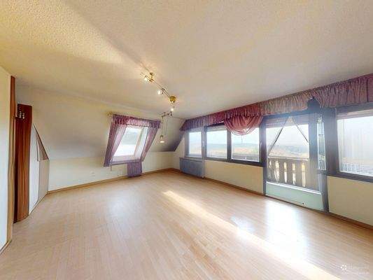 Großzügiges Wohnzimmer mit Westbalkon