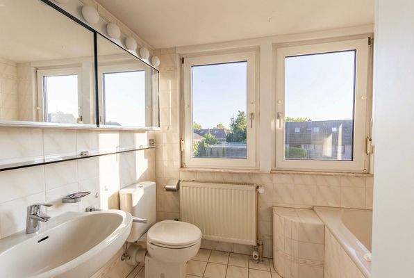 Bad mit Wanne im Obergeschoss