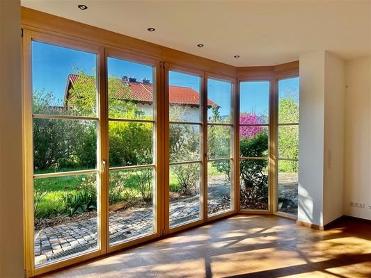 und Blick in den eingewachsenen Garten