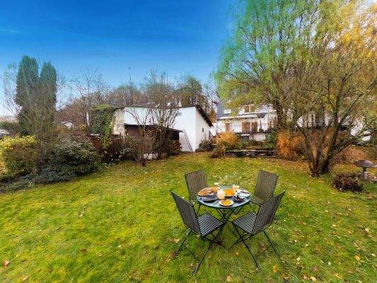 Ein großer Garten lädt ein..