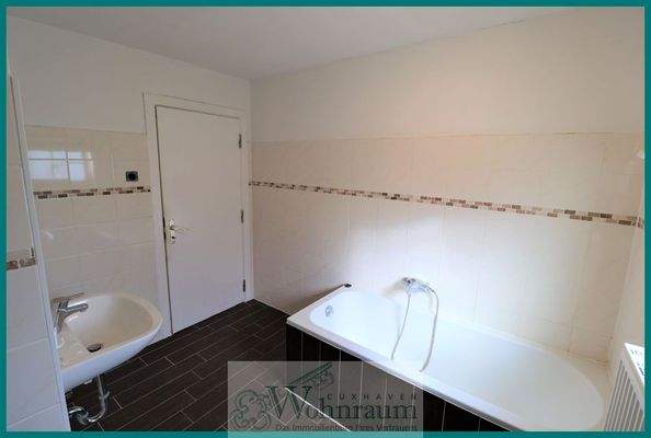 mit Dusche und Badewanne