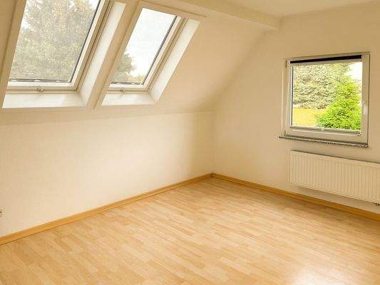 Lichtdurchflutetes Schlafzimmer_entrümpelt