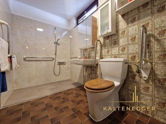 EG: Bad inklusive WC ca. 5,69 m²