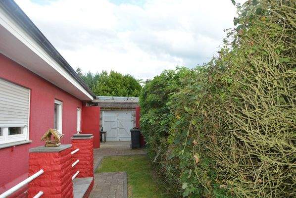 Seitengang des Hauses