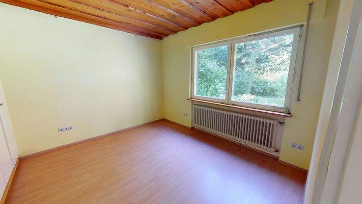 großflächige u. lichtdurchflutete Zimmer in der Zweitwohnung im Anbau