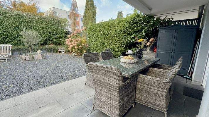 Überdachte Terrasse mit Blick in den Garten